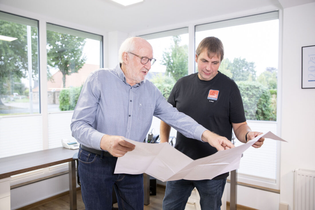 Grundstücksplanung – Zwei Mammen Angestellte mit Karte in den Händen.